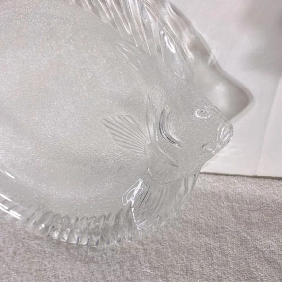 Vintage Clear & Frosted Glass Fish Plate Platter - Picture 11 of 11